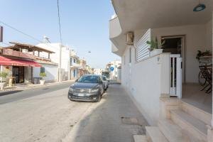 un coche aparcado al lado de una calle en Scialài, en Marina di Ragusa