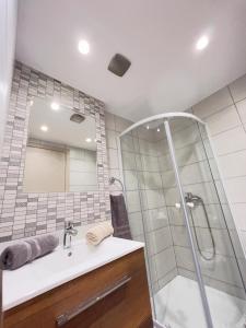 een badkamer met wastafel en douche bij Villa AleNi Lindos in Lindos