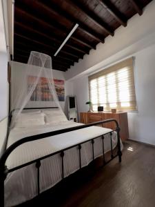 een slaapkamer met een bed met een klamboe bij Villa AleNi Lindos in Lindos