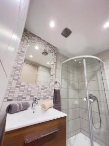 een badkamer met wastafel en douche bij Villa AleNi Lindos in Lindos +31 foto's