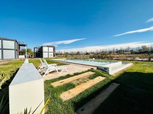 uma imagem de uma casa com piscina em Cubos de Chacras AZUL em Mendoza