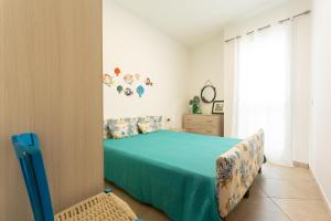 una camera con letto e copriletto blu di Scialài a Marina di Ragusa