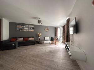 sala de estar con sofá y TV en Luxury Apartments - Wallis Square, Farnborough en Farnborough