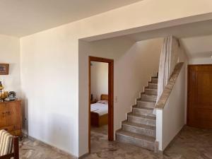 uma escada num quarto com uma cama e um quarto em Tranquility Mountain & Sea View Koudoura House em Trápeza