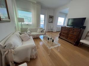 un soggiorno con divano e TV a schermo piatto di Casa Amina a Genova
