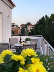 een patio met een tafel en stoelen op een balkon bij Ενθύμιον in Nafplio