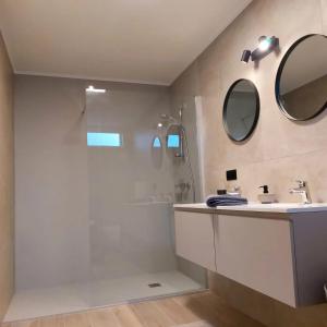 uma casa de banho com um lavatório e um chuveiro em Vakantiewoning De Papendaler em Zutendaal