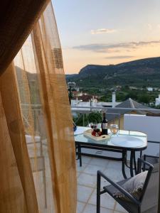 uma varanda com uma mesa e vista para a cidade em Ενθύμιον em Nafplio