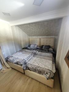 - une chambre avec un lit dans l'établissement My Guesthome, à Erevan