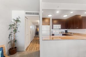 Køkken eller tekøkken på Kaanapali Shores 941 + 23 billeder