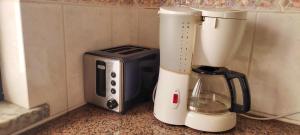 a blender and a toaster sitting on a counter at Casa Elbi in Figueiró dos Vinhos