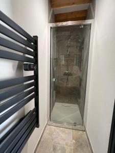 Ένα μπάνιο στο Duplex meublé face aux arènes d'ARLES