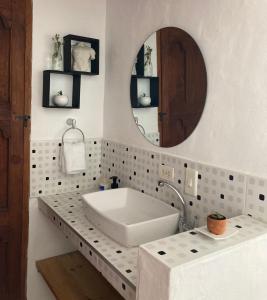 baño con lavabo grande y espejo en Casa en Barichara en Barichara