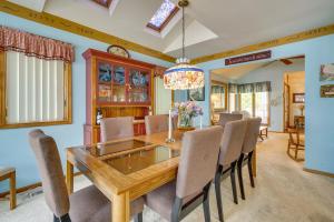 Gambar di galeri bagi Bayfront Avalon Home with Boat Slip and Private Pool! di Avalon