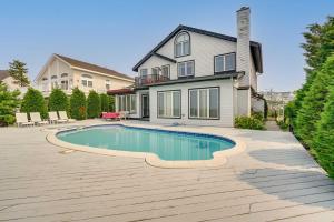 una casa con piscina frente a una casa en Bayfront Avalon Home with Boat Slip and Private Pool!, en Avalon