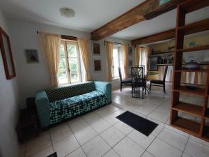 a living room with a couch and a table at Domaine Casquil in Panjas