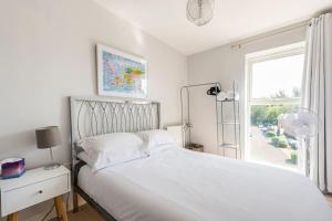 una camera con un letto bianco e una finestra di Brands Hatch Apartment a Darenth