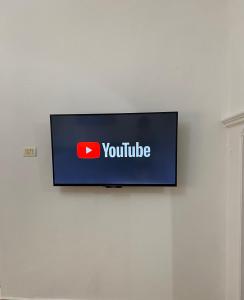 telewizor z napisem youtube na ścianie w obiekcie Marl's Home w mieście Berat