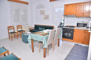 Kuchyň nebo kuchyňský kout v ubytování ZeusPlace Konaki House Leptokarya