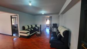 sala de estar con sofá y sillas en Apartamento acogedor independiente incluye garaje, en La Paz