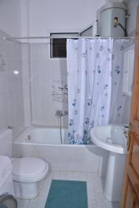 Koupelna v ubytování ZeusPlace Konaki House Leptokarya + 31 fotografií