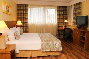 Uma TV ou centro de entretenimento em Blue Tree Towers Caxias do Sul