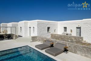 una villa con piscina e una casa di Antiparos Homes a Città di Antiparo