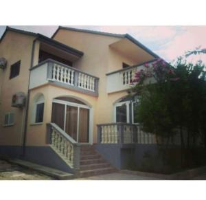 Budova, kde se apartmán nachází + 2 fotografie