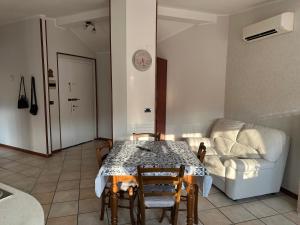 - un salon avec une table et un canapé dans l'établissement Mida Appartamento, à Castelnuovo deʼ Sabbioni