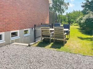 un patio con tavolo e sedie accanto a un edificio di Holiday home SÖLVESBORG X a Sölvesborg
