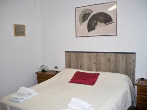 sypialnia z łóżkiem z dwoma ręcznikami w obiekcie locazione Mery w Wenecji