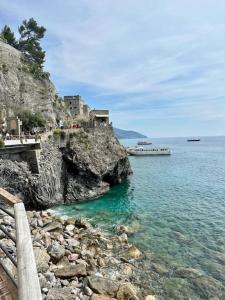 a large body of water next to a rocky shore at Casa Sant'Anna in Levanto