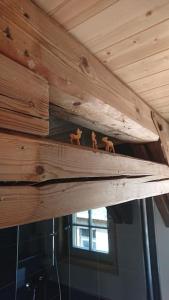 a wooden shelf with three toy animals on it at Mothsgut - moderne Ferienwohnung auf dem Bauernhof im Erzgebirge in Oelsnitz
