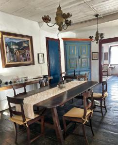 jadalnia z dużym stołem i krzesłami w obiekcie Pouso do Chico Rey w mieście Ouro Preto
