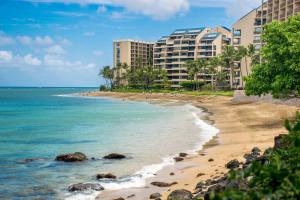 カハナにあるKahana Villa E111の一部の建物と海の前にあるビーチ