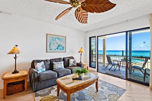 Noelani 115 في Kapalua-West Maui Airport: غرفة معيشة مع أريكة وإطلالة على المحيط
