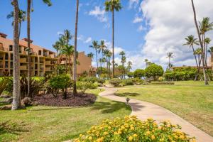 einen Weg durch einen Park mit Palmen in der Unterkunft Kamaole Sands 8-201 in Wailea