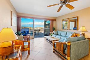 Kahana Sunset E4 في Napili-Honokowai: غرفة معيشة بها أريكة وطاولة