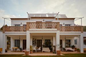 Casa blanca grande con terraza grande en Batán de las Monjas en San Nicolás del Puerto