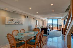 - une salle à manger avec une table et des chaises dans l'établissement Kahana Villa E706, à Kahana