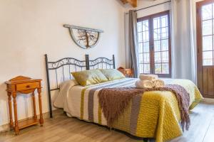 1 dormitorio con 1 cama con manta amarilla en Batán de las Monjas en San Nicolás del Puerto