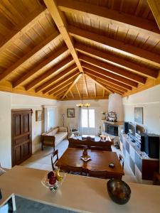 sala de estar con techo de madera con vigas en Elichrisos Apartment Spetses, en Spetses