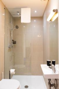 ein Bad mit einer Dusche, einem WC und einem Waschbecken in der Unterkunft 94b Mackenzie road in London