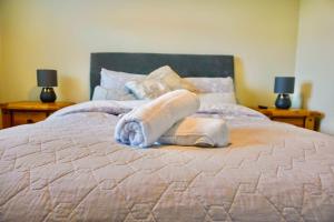 Ένα ή περισσότερα κρεβάτια σε δωμάτιο στο Clonlum Holiday Cottages
