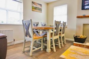 una sala da pranzo con tavolo e sedie di Clonlum Holiday Cottages a Newry