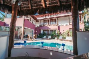 A view of the pool at Vila Bardot or nearby