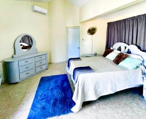 a bedroom with two beds and a mirror at Refugio Encantador in Santo Domingo