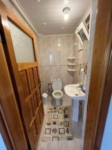 y baño con aseo y lavamanos. en Alaçatıda bahçeli müstakil ev, en Alacati