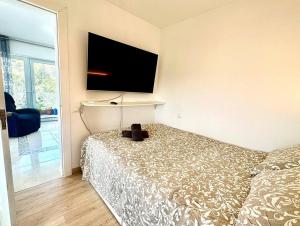 Schlafzimmer mit einem Bett und einem Flachbild-TV in der Unterkunft Con vistas al mar y PortAventura in Salou
