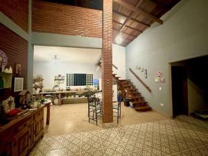 una sala de estar con una escalera de caracol en una casa en Casa para relaxar em Chapada dos Guimarães en Chapada dos Guimarães